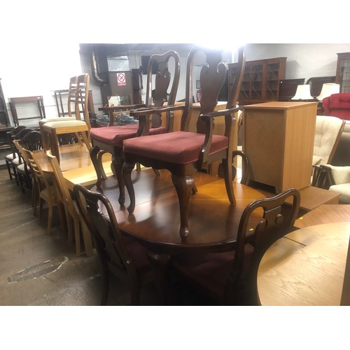 637 - Mahogany effect dining table and six Queen Anne style chairs; two carvers and four singles