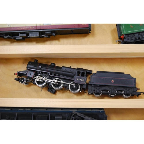 71 - Quantity of OO gauge model railway carriages and engines to include Flying Scotsman and others conta... 