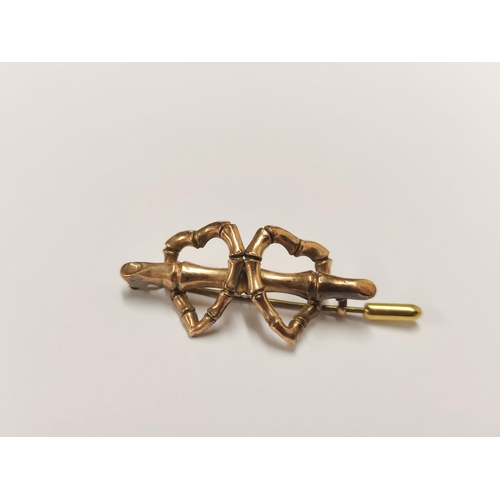 83 - 9ct gold heart-shaped bar brooch, 2.3g gross.
