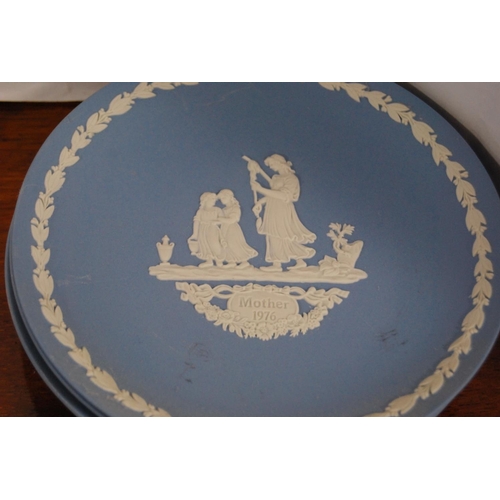 118 - Collection of Wedgwood blue Jasper ware plates.&nbsp; (18)