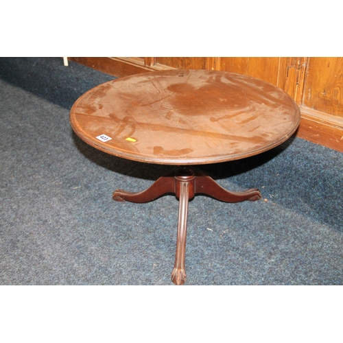 423 - Mahogany and inlaid round occasional table, on tripod base, with call and claw feet.