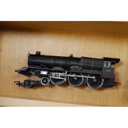 71 - Quantity of OO gauge model railway carriages and engines to include Flying Scotsman and others conta... 