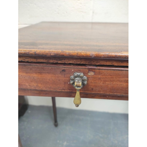 471 - Elegant mid 18th century mahogany rectangular side table with shallow frieze drawer on slim turned t... 