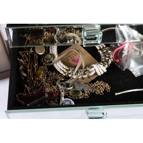 369 - Mirrored three drawer jewellery cabinet and costume jewellery to include brooches, necklaces, etc.