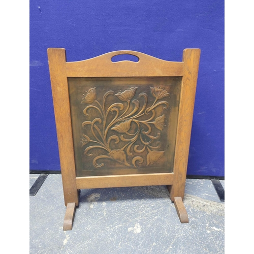 485 - Art Nouveau hammered copper firescreen, the panel decorated with entwined stylised flowerheads, 47cm... 