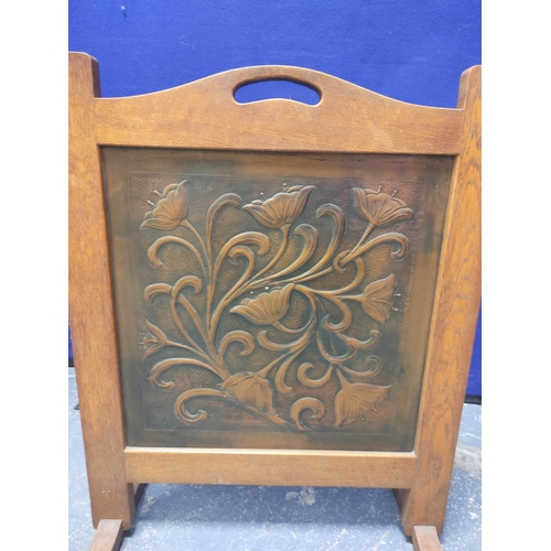 485 - Art Nouveau hammered copper firescreen, the panel decorated with entwined stylised flowerheads, 47cm... 