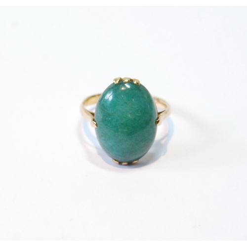 105 - Ring with oval cabochon jade, in Chinese gold, probably 18ct, size L.