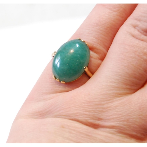 105 - Ring with oval cabochon jade, in Chinese gold, probably 18ct, size L.