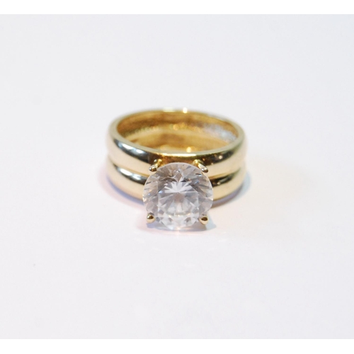 106 - Cubic zirconia ring with high four-claw setting, in gold, '14k', size L, 5.3g.