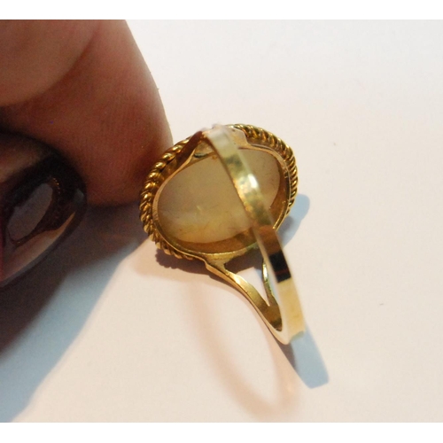 112 - Opal ring in 9ct gold with rope edge, size O.