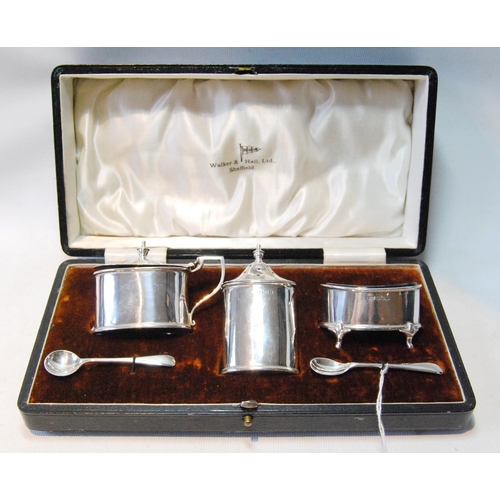 125 - Silver three-piece condiment set, oval straight-sided, by Walker & Hall, Sheffield 1926, 141g or... 