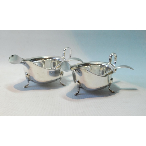 128 - Pair of silver sauce boats with cut edges, on pad feet, and the ladles, by Viner, Sheffield 1934, 25... 