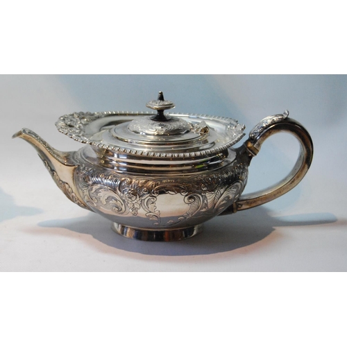 89 - Silver tea and coffee service of Regency cape pattern, compressed, with chased band and foliate gadr... 