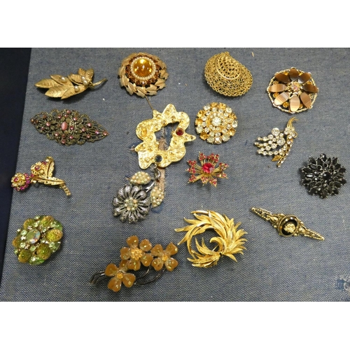 176 - Box of vintage brooches.