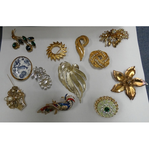 182 - Box of vintage brooches.