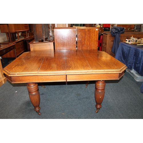 471 - Victorian oak wind-out dining table, with two additional leaves, on reeded supports, 155 x 75cm.