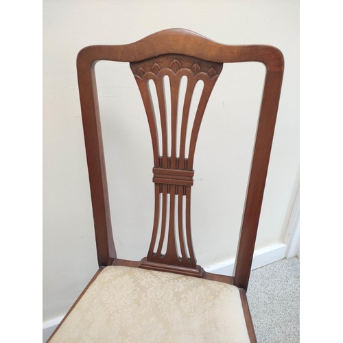 462 - Set of six mahogany dining chairs, including two carvers. (6).