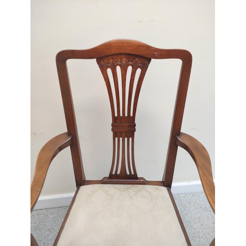 462 - Set of six mahogany dining chairs, including two carvers. (6).