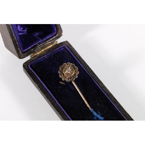 86 - Gold stick pin set with central diamond, 1.7g