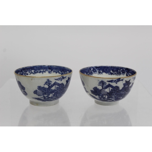 300 - Small collection of 18th and early 19th century English porcelain, comprising: two Worcester blue an... 