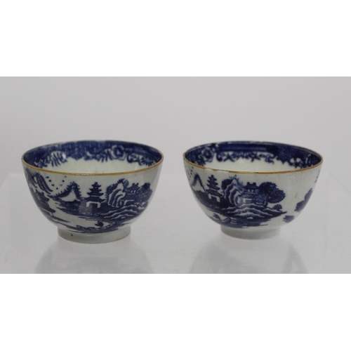 300 - Small collection of 18th and early 19th century English porcelain, comprising: two Worcester blue an... 