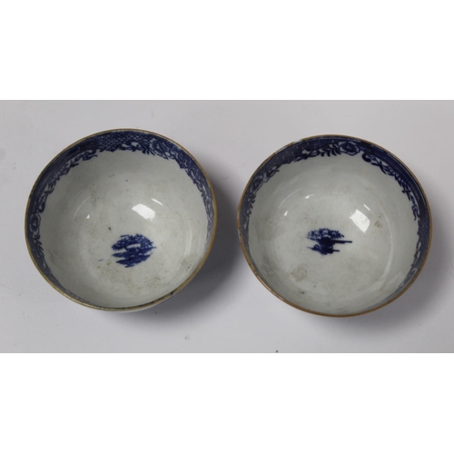 300 - Small collection of 18th and early 19th century English porcelain, comprising: two Worcester blue an... 