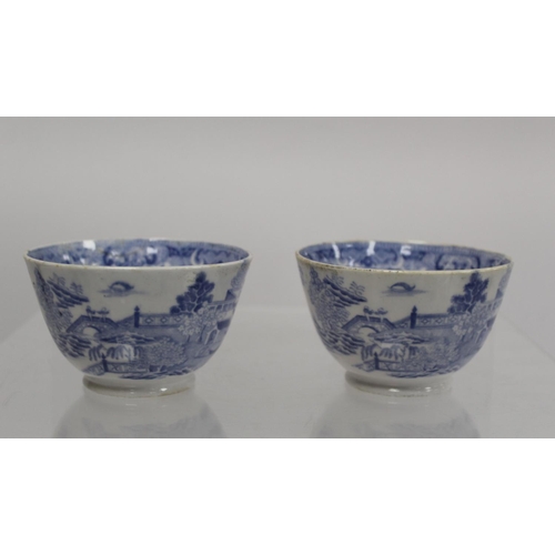 300 - Small collection of 18th and early 19th century English porcelain, comprising: two Worcester blue an... 