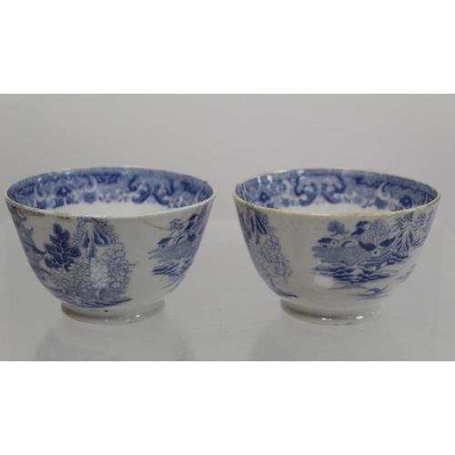 300 - Small collection of 18th and early 19th century English porcelain, comprising: two Worcester blue an... 