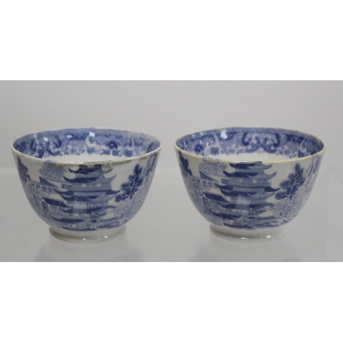 300 - Small collection of 18th and early 19th century English porcelain, comprising: two Worcester blue an... 