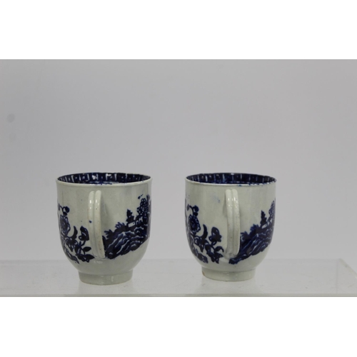 300 - Small collection of 18th and early 19th century English porcelain, comprising: two Worcester blue an... 