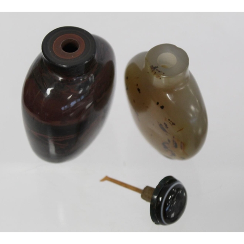 350 - 19th century Chinese black and brown streaked glass snuff bottle imitating agate with black stopper,... 