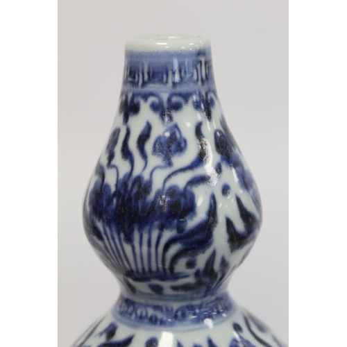 378 - Antique Chinese Ming style blue and white porcelain vase of double gourd form with underglaze blue f... 