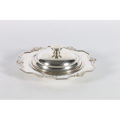 98 - Sterling silver button dish with lid, AE Poston and Co Ltd, Birmingham, 1940, 174g.