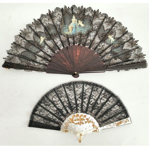 417 - 19th/20th century lady's fan, the black lace and gauze leaf with hand painted decoration of a lady a... 