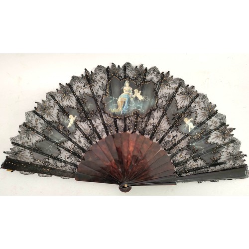 417 - 19th/20th century lady's fan, the black lace and gauze leaf with hand painted decoration of a lady a... 