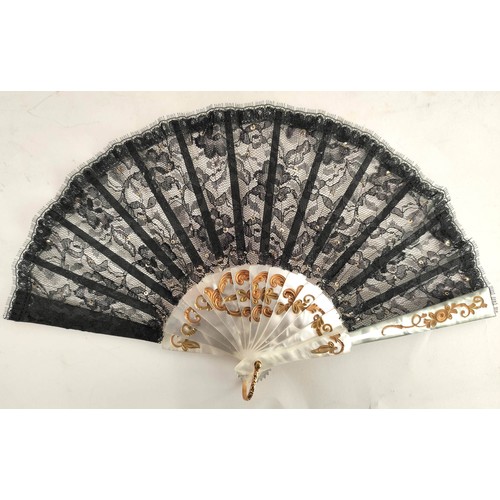 417 - 19th/20th century lady's fan, the black lace and gauze leaf with hand painted decoration of a lady a... 