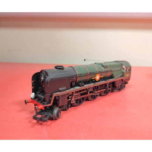 211 - Collection of 00 gauge model trains to include Hornby & Bachmann. Comprising of a Hornby BR S15 ... 