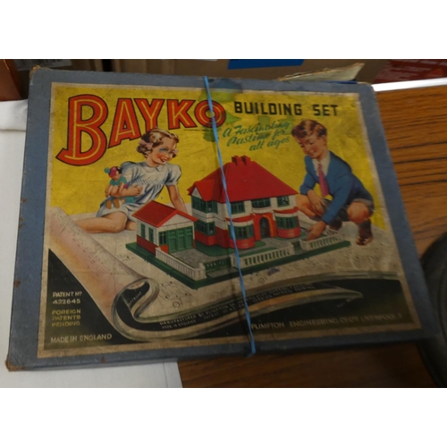 39 - Vintage games including Travel Chess, Bowling, Bayko, Master Mind, etc.