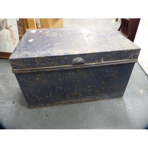 195 - Metal trunk.