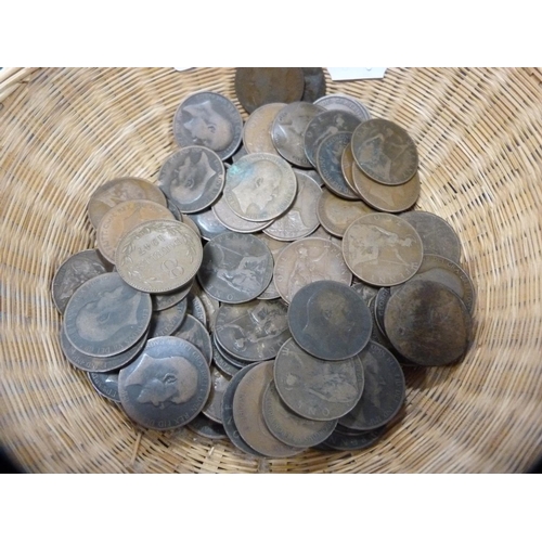 283 - Quantity of Edward VII and later copper pennies and other similar coinage.