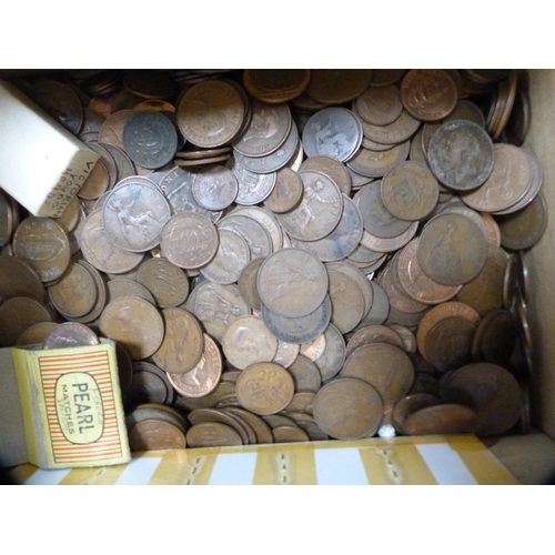 293 - Large quantity of George V and later copper pennies and other coinage to include Queen Elizabeth II.