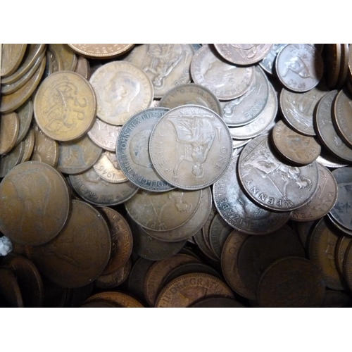 293 - Large quantity of George V and later copper pennies and other coinage to include Queen Elizabeth II.