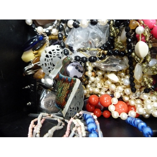 300 - Large box containing costume jewellery to include necklaces, brooches etc.