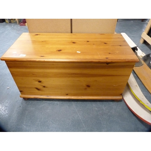 437 - Pine bedding box.