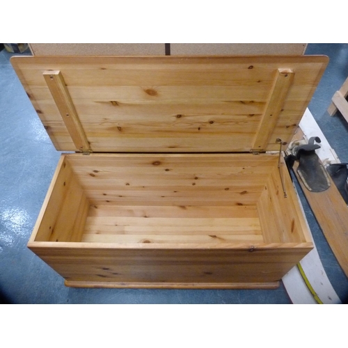 437 - Pine bedding box.