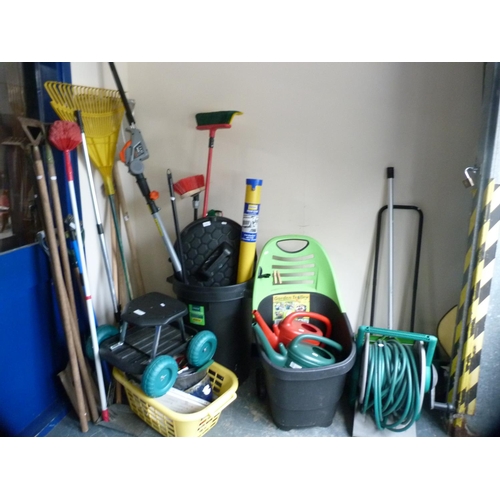 475 - Large quantity of garden tools to include brushes, snow shovel, dustbin, trolley, scarifier etc.