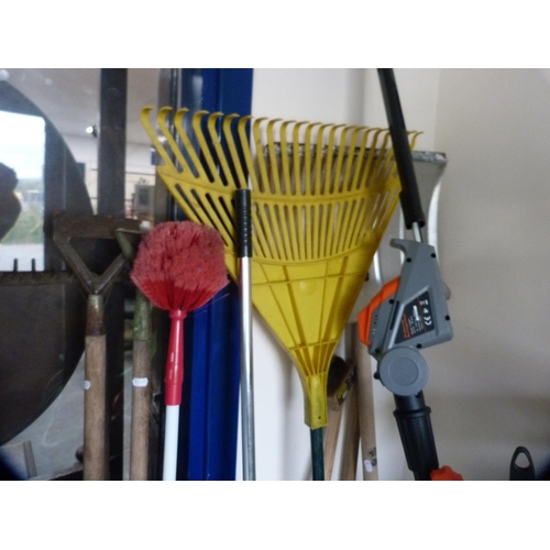 475 - Large quantity of garden tools to include brushes, snow shovel, dustbin, trolley, scarifier etc.