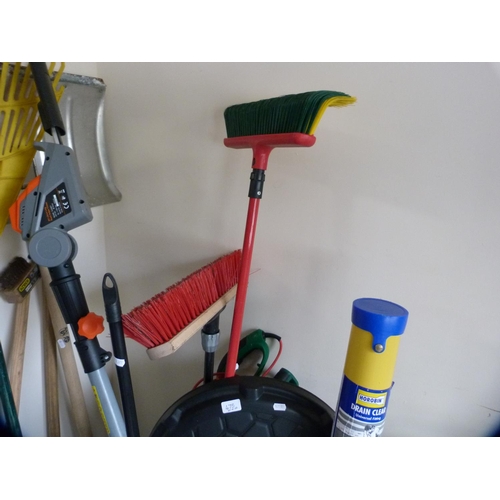 475 - Large quantity of garden tools to include brushes, snow shovel, dustbin, trolley, scarifier etc.