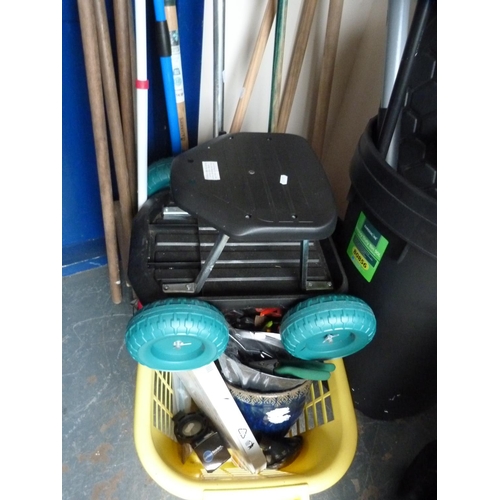 475 - Large quantity of garden tools to include brushes, snow shovel, dustbin, trolley, scarifier etc.