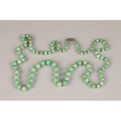 117 - Ladies jade necklace, with silver clasp